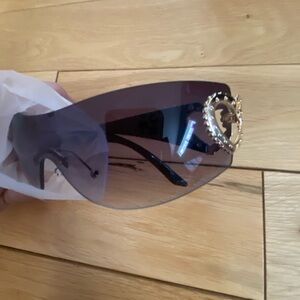 Elegant Black and Gold Sunglasses for a Sophisticated Look